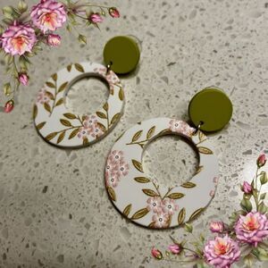Flower Detail Circle
Shaped Hollow Out Acrylic
Pendant Earrings